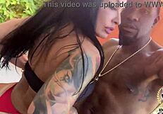 Sıradan bir günde, büyük memeli Monica Santhiago Rome Major tarafından anal seksle götünden sikiliyor.