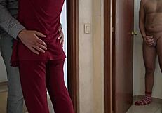 हॉर्नी ककोल्ड वाइफ डिलीवरी गाय को चूसती है जबकि पति देखता है