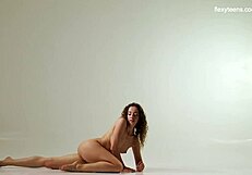 Fleksibel krøllete skjønnhet Ursula Fe strukker barbert fitte på gym daglig