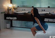 Poročna zmešnjava z lezbično prijateljico Alex Coal in Bunny Colby v kopalnici