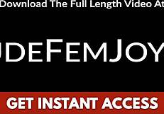 Bejba kaže svoje telo na plaži v naravi