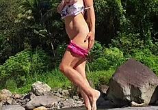 Vroča punca bliska seksi telo v gorsko reko, hočeš videti več?