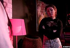 Stiefbroer en -zus hebben anale pret met dominante meesteres in wilde groepssessie