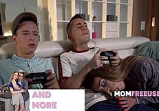 Chlap šuká dvě identické nevlastní mámy ve freeuse trojce