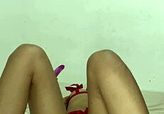 Šukám dildo svou těsnou latinskou kundou při sólové hře