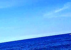 黒人の美女がオイルまみれの山で巨大チンポをディープスロート