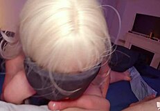 Styvmamma och styvson delar säng med anal plug prep för intensiv action. Hotell taboo vibes slår hårt.