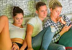 이 섹시한 젊은이 롤플레이, 몰래 키스하는 거 봐!