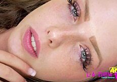 小巧18+学生在4K业余试镜中展示完美身材