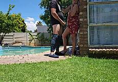 Помагам на жена на съседа с басейна, стоя отвън за чукане под полата!