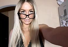 Блондинка фемдом госпожа дает BDSM инструкции по дрочке