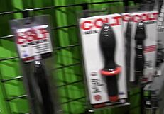 马特奥被紧紧捆绑，在原始无套动作中被猛干。他的身体随着每次深插而颤抖。