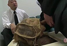 已婚熟女的臀部在男同事面前疯狂摇晃，用手指和玩具