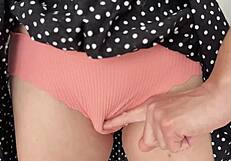 Verjameš temu, da je 18+ najstničina pička mokra in kaplja iz bližine med masturbacijo na prostem?