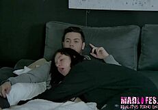 Alba och Julian avslutar semesterfesten med intensiv oralsex och doggystyle