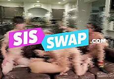 Heta styvmamman visar styvsonen anatomi med stora bröst i köket. Gissa vad som händer sen!