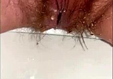 Welkom in mijn toilet! Behaarde kut pist langs witte dijen!