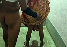 Sesi Licking Suhaagraat Ibu Rumah Tangga India Seksi di Rumah