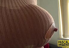 Ik ben een getatoeëerde onderdanige MILF met grote tieten.