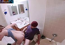 Mačeha se samozadovoljuje v kopalnici in pokliče pastorka na divji hitri seks, o ja!