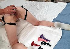 私の細いケツがクローズアップの自家製アクションでアナルおもちゃを挿入