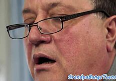 Velikoprsna najstnica 18+ trdo jebana od starega poslovneža v grobem srečanju