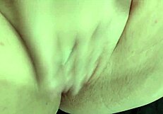 Moja umazana žena si drka mokro muco v domačem posnetku od blizu