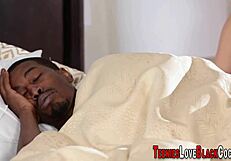 สาวร่านเย็ดควยดำใหญ่พร้อมน้ำแตกในปากสุดมันส์