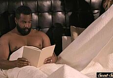 T’as déjà maté une jeune beauté se faire défoncer sous la douche par son beau-père ? Trop mal !