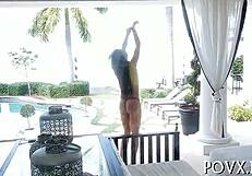 רוצים לראות צעירה 18+ מוצצת זין ונדפקת חזק?