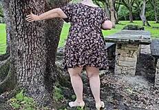 Milfka s velkým zadkem v hidžábu čůrá a prstí venku v parku