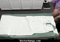 Schüchterne 18+ Teen sucht Brustvergrößerungsrat von ihrem Arzt bei heißer Beratung