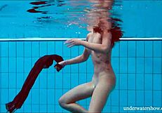 Uživam v tesni pički rjavolaske babe Nate Szilve v bazenu