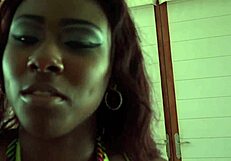 كشمير ميناج تتعامل مع زب أبيض خام بسهولة