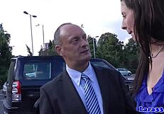 Tyylikäs milf univormussa kiusaa pillun sormetussessiolla