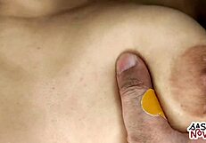 完璧なおっぱいをこんなに強く押して挑発する理由は？