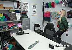 אני רוכבת על הזין של השוטר בזמן שהוא ממשש לי את התחת הצר