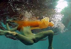 你想看Nastya在泳池里脱光吗？