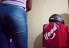 शादीशुदा अकेमिलैकऑफिशियल स्टोर पर काम करती है और आईफूड डिलीवरी वाले से सेट हो गई