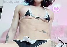 Me encanta ver a la chica asiática musculosa peachycatsnack flexionando y mostrando tetas pequeñas 18+ en traje de sirvienta
