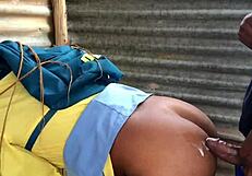 Pengawal Malam Lindungi Pelajar Untuk Cumshot Doggy Cepat Di Awam.