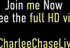 Wielkie cycki MILF Charlee Chase masturbuje się wibratorem