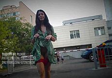 فلاش صدري وتحت التنانير في العام بدون بناطيل