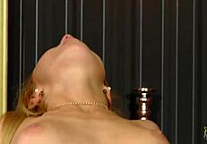 Тугая жопа милфы растянута толстым членом в чулках