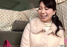 奥さん、下着覗かせてよ、赤いのかな？