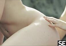 Twee hete roodharigen duiken in wilde lesbische actie op het strand, ongelofelijk!