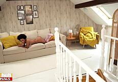 Man, de dikke kont en natte kut van mijn Braziliaanse huisgenoot maken me gek!