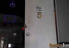 Rossa divora cazzo nero massiccio al gloryhole