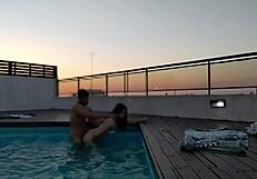日落时在泳池里狂射！真是刺激冒险！