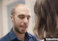 Milf żona pieprzy obcego i lekarza za plecami męża w szpitalu